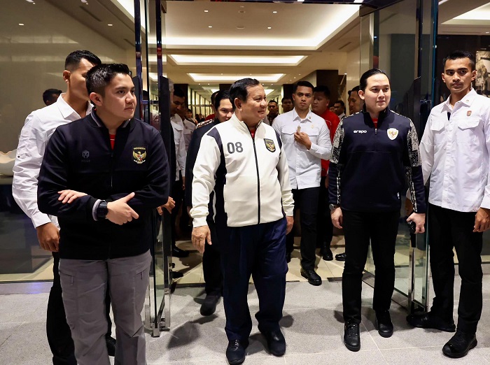 Presiden RI Prabowo Subianto ikut berbahagia bersama masyarakat yang menonton langsung Laga Pertandingan Sepakbola. (Facebook.com @Setkab RI)