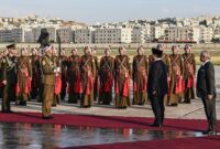 Presiden Republik Indonesia Prabowo Subianto tiba di Amman dengan penyambutan yang spesial oleh Raja Yordania, Abdullah II bin Al-Hussein. (Instagram.com @presidenrepublikindonesia)