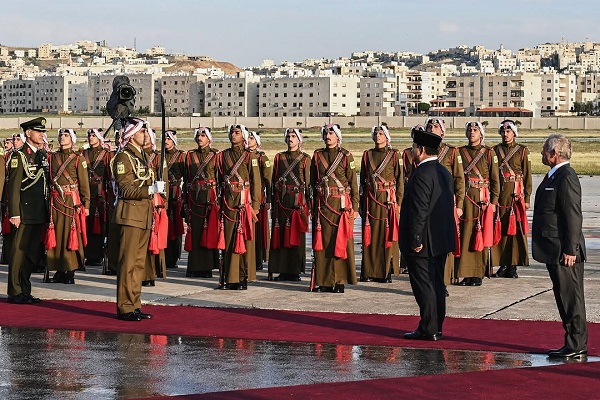 Presiden Republik Indonesia Prabowo Subianto tiba di Amman dengan penyambutan yang spesial oleh Raja Yordania, Abdullah II bin Al-Hussein. (Instagram.com @presidenrepublikindonesia)
