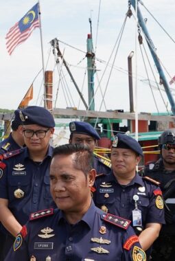 Penangkapan Kapal Malaysia oleh KKP Ungkap ABK WNI Ilegal dan Trawl Perusak Laut Indonesia