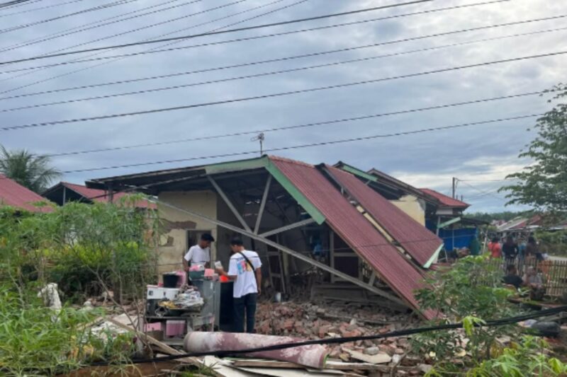 Suasana penanganan pascagempa M6,0 Bengkulu oleh tim gabungan BPBD, TNI, Polri di lokasi terdampak, serta pemberian bantuan untuk warga terdampa bencana gempa bumi, Sabtu (24/5/2025). (Dok. BPBD Bengkulu)