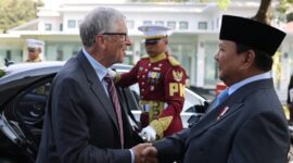 Presiden RI Prabowo Subianto menyambut langsung tokoh global sekaligus pendiri Microsoft, Bill Gates. (Dok. Tim Media Prabowo)