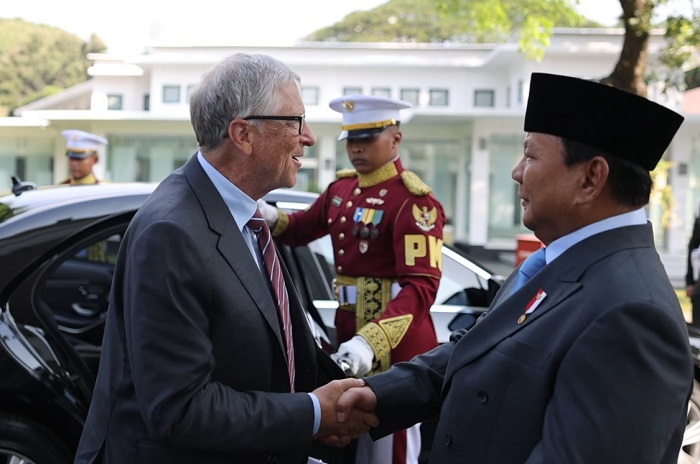 Presiden RI Prabowo Subianto menyambut langsung tokoh global sekaligus pendiri Microsoft, Bill Gates. (Dok. Tim Media Prabowo)
