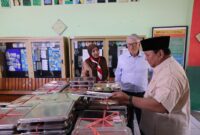 Presiden RI Prabowo Subianto dan tokoh filantropi dunia sekaligus pendiri Microsoft Bill Gates di SDN Jati 03 Pulogadung, Jakarta Timur. (Dok. Tim Media Prabowo)