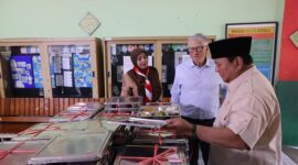 Presiden RI Prabowo Subianto dan tokoh filantropi dunia sekaligus pendiri Microsoft Bill Gates di SDN Jati 03 Pulogadung, Jakarta Timur. (Dok. Tim Media Prabowo)