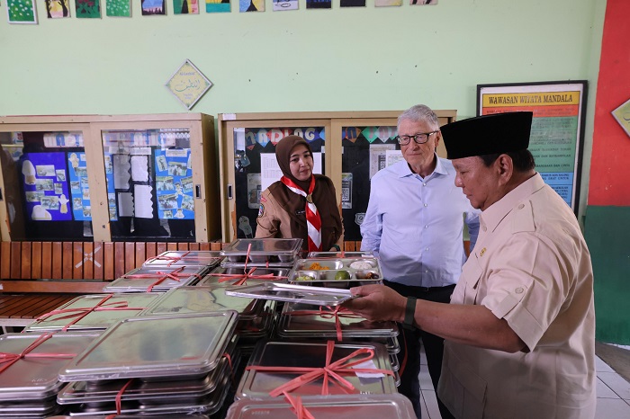 Presiden RI Prabowo Subianto dan tokoh filantropi dunia sekaligus pendiri Microsoft Bill Gates di SDN Jati 03 Pulogadung, Jakarta Timur. (Dok. Tim Media Prabowo)