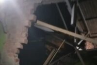 Sejumlah rumah warga mengalami kerusakan pada bagian dinding dan atap rumah setelah gempa bermagnitudo 6.3 mengguncang wilayah Kabupaten Seluma, Bengkulu. (Dok. BPBD Kota Bengkulu)