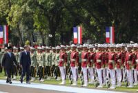 Presiden Prancis Emmanuel Macron disambut oleh Presiden Indonesia Prabowo Subianto dalam upacara kenegaraan di Istana Merdeka. (Dok. Tim Media Prabowo)