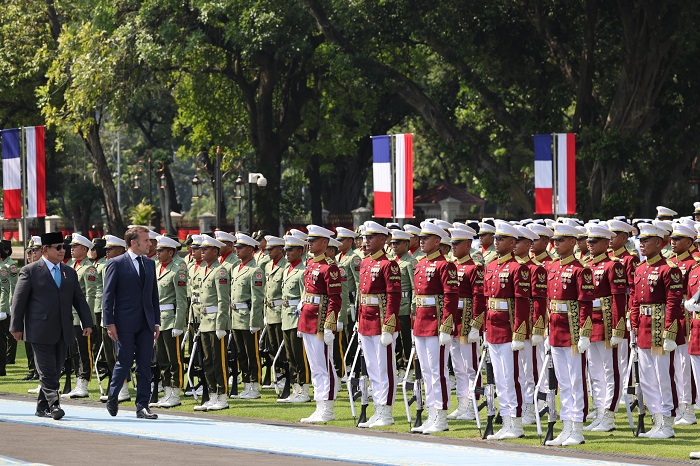 Presiden Prancis Emmanuel Macron disambut oleh Presiden Indonesia Prabowo Subianto dalam upacara kenegaraan di Istana Merdeka. (Dok. Tim Media Prabowo)