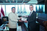 Pertemuan bilateral antara Wakil Menteri Komunikasi dan Digital Angga Raka Prabowo dengan Duta Besar Steve Lang. (Dok. Komdigi.go.id)