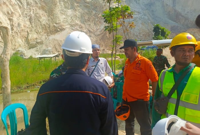 Pemerintah Kabupaten Cirebon resmi hentikan pencarian korban longsor Gunung Kuda demi keselamatan tim SAR, empat korban belum ditemukan. (Dok. Basarnas)
