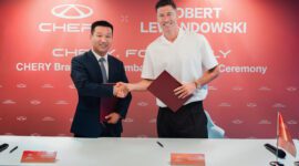 Zhu Shaodong, Executive Vice President of Chery International and CEO of the EU Region, signs the partnership agreement with Robert Lewandowski.