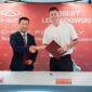 Zhu Shaodong, Executive Vice President of Chery International and CEO of the EU Region, signs the partnership agreement with Robert Lewandowski.
