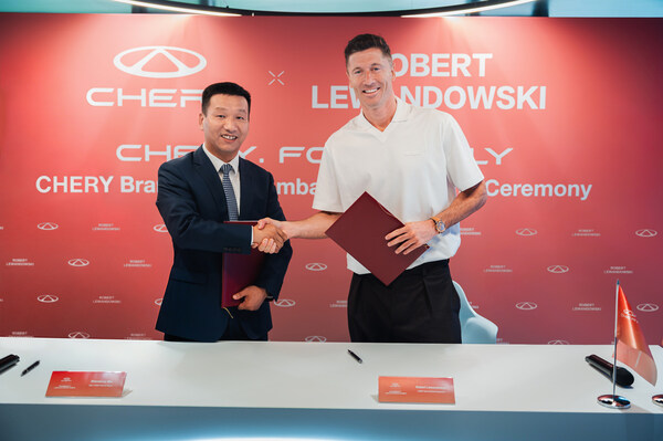 Zhu Shaodong, Executive Vice President of Chery International and CEO of the EU Region, signs the partnership agreement with Robert Lewandowski.