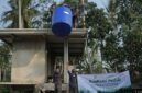AdaKami Peduli menyalurkan bantuan berupa air bersih (foto kiri) dan pembangunan fasilitas sanitasi darurat (foto kanan) di Dusun Banjarsari, Lampung Selatan. Inisiatif ini didasarkan pada hasil pemetaan kebutuhan masyarakat setempat terhadap akses air bersih dan sanitasi yang layak untuk memenuhi kebutuhan dasar sehari-hari.